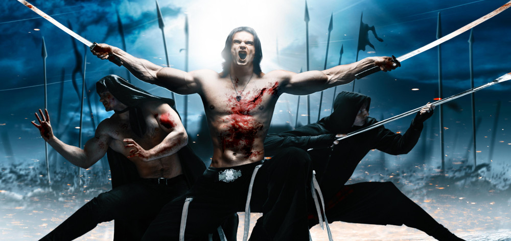 Guerriers ensanglantés dans une pose héroïque